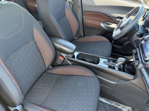 Used 2022 Nissan Kicks SR FWD image 9