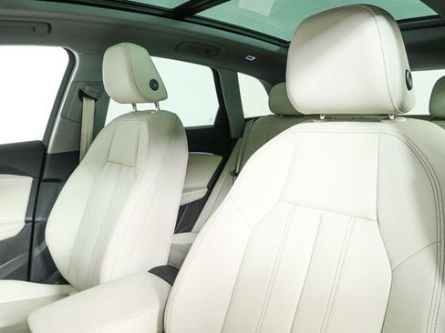 Used 2025 Audi Q5 Premium w/ Convenience Package image 5