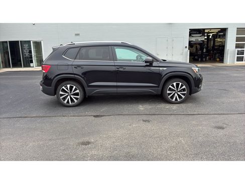 Used 2024 Volkswagen Taos SE FWD image 8