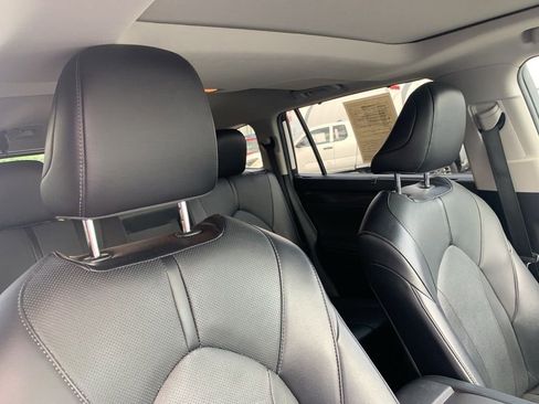 Used 2022 Toyota Highlander Limited image 17