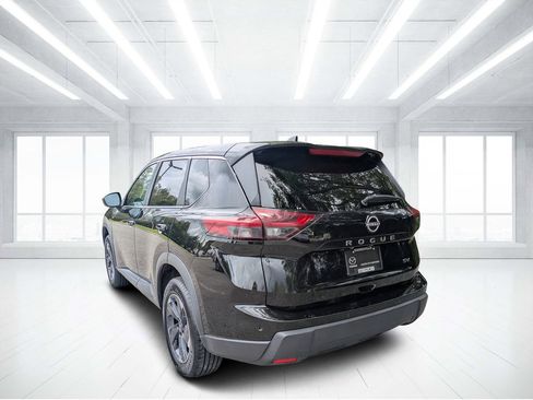Used 2024 Nissan Rogue SV FWD image 5