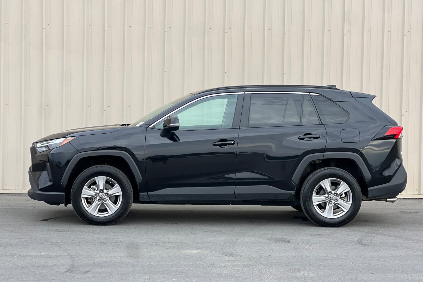 Used 2025 Toyota RAV4 XLE AWD/4WD image 15