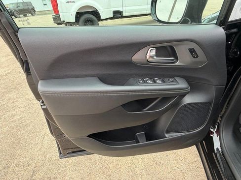 Used 2025 Chrysler Pacifica Select FWD image 26