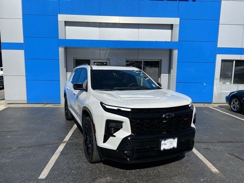 Used 2025 Chevrolet Traverse RS image 3