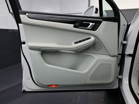 Certified 2023 Porsche Macan S AWD/4WD image 7