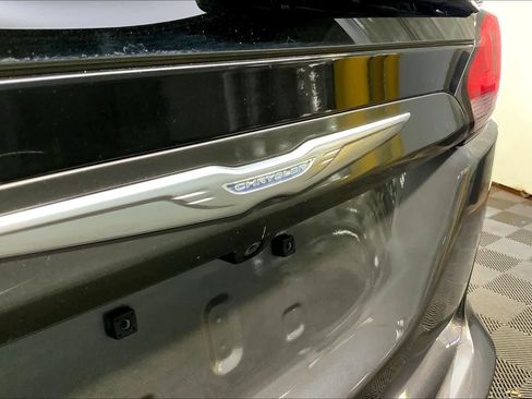 Used 2017 Chrysler Pacifica Touring image 32