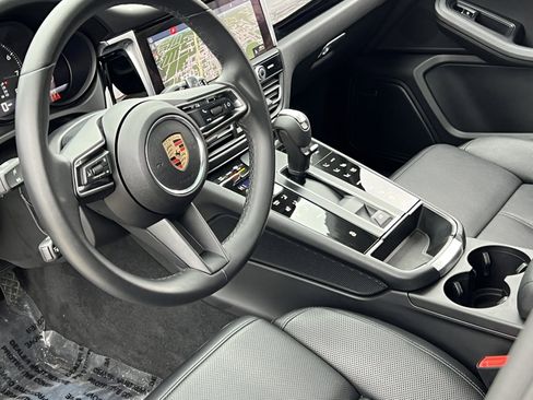Certified 2025 Porsche Macan image 4