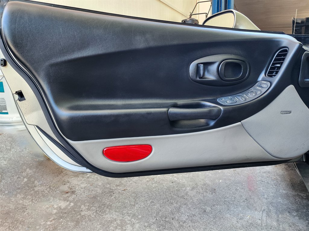 Used 1998 Chevrolet Corvette Coupe w/ Memory Pkg RWD image 18