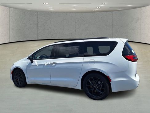 New 2026 Chrysler Pacifica Limited w/ S Appearance Package FWD image 7