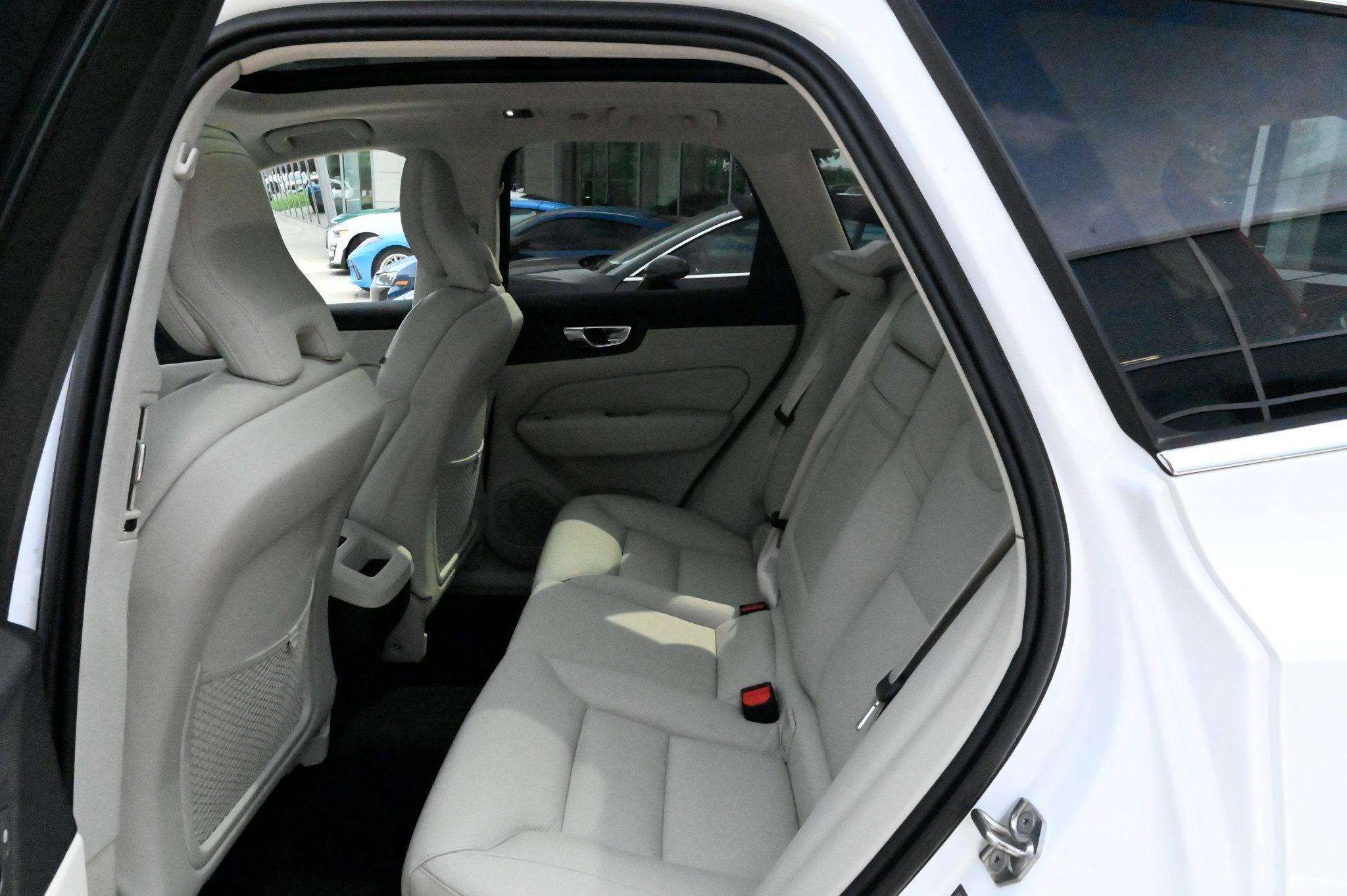 Used 2019 Volvo XC60 T5 Momentum w/ Multimedia Package AWD/4WD image 37