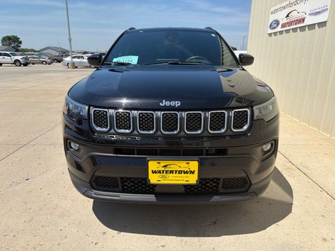 Used 2023 Jeep Compass Latitude AWD/4WD image 3