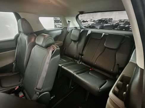 Used 2025 Kia Carnival FWD image 29