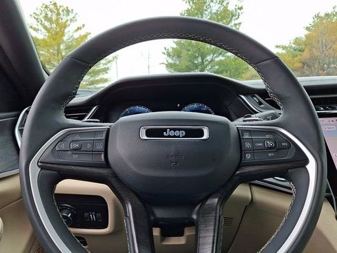 Used 2023 Jeep Grand Cherokee Limited w/ Black Appearance Package image 19