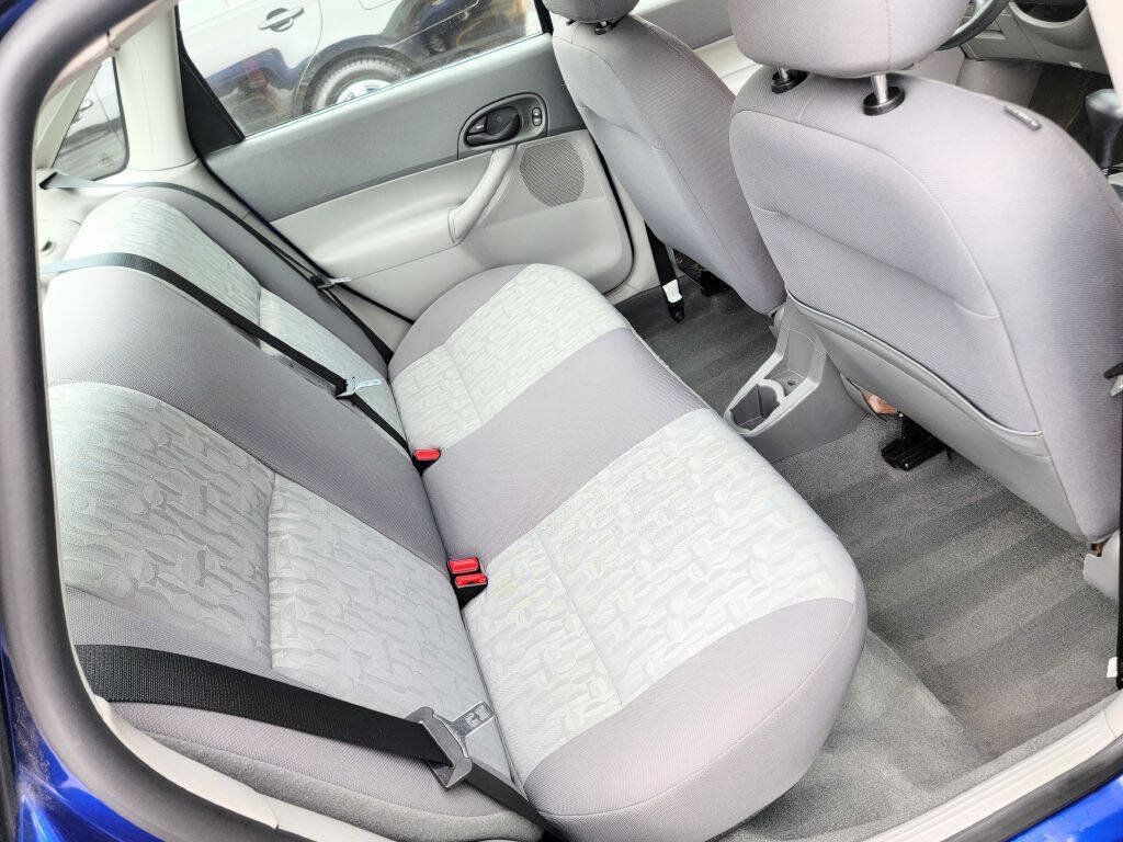 Used 2005 Ford Focus ZX4 Sedan FWD image 13