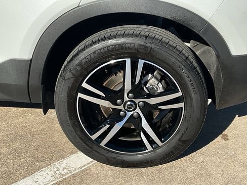 Used 2024 Volvo XC40 B5 Core image 8