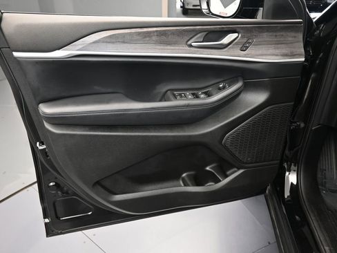 Used 2024 Jeep Grand Cherokee L Limited image 3