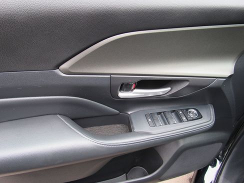 Used 2025 Toyota Grand Highlander AWD image 12