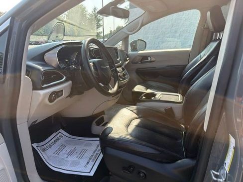 Used 2022 Chrysler Pacifica Touring-L FWD image 11