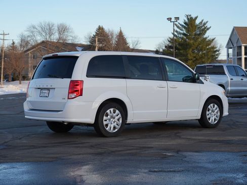 Used 2018 Dodge Grand Caravan SE w/ UConnect Hands-Free Group image 3