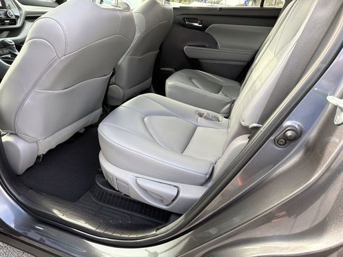 Used 2023 Toyota Highlander XLE AWD/4WD image 21