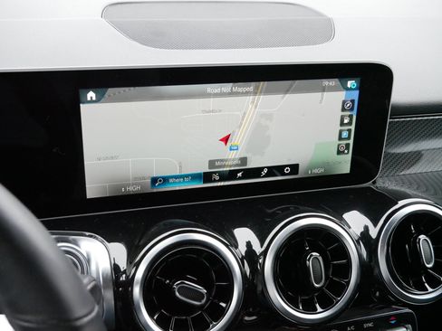 Used 2020 Mercedes-Benz GLB 250 4MATIC image 22