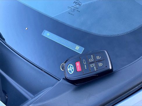 Used 2024 Toyota Sienna XLE Woodland Edition image 11