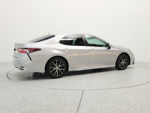 Used 2021 Toyota Camry SE FWD image 5