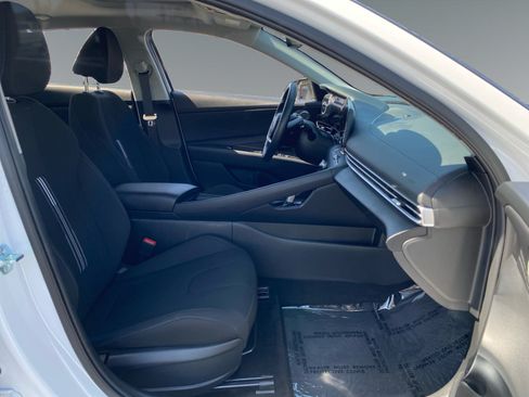 Used 2025 Hyundai Elantra SEL FWD image 15