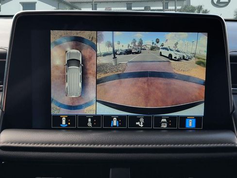 Used 2022 Chevrolet Tahoe Z71 w/ Z71 Off-Road Package AWD/4WD image 19