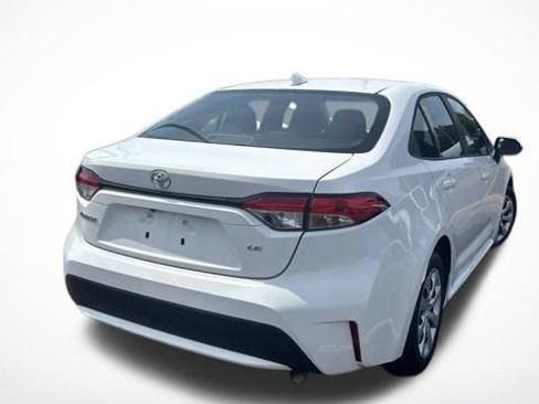 Used 2022 Toyota Corolla LE FWD image 2