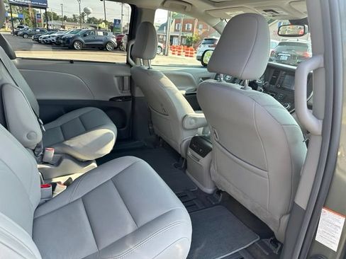 Used 2018 Toyota Sienna XLE w/ XLE Navigation Package FWD image 24