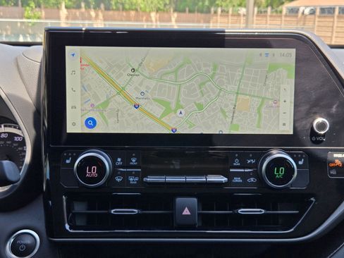 Used 2025 Toyota Highlander XLE image 17