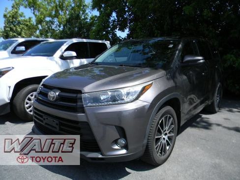 Used 2018 Toyota Highlander SE FWD image 4