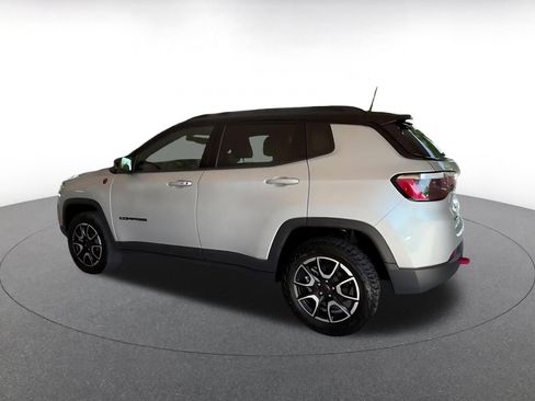 Used 2025 Jeep Compass Trailhawk AWD/4WD image 8