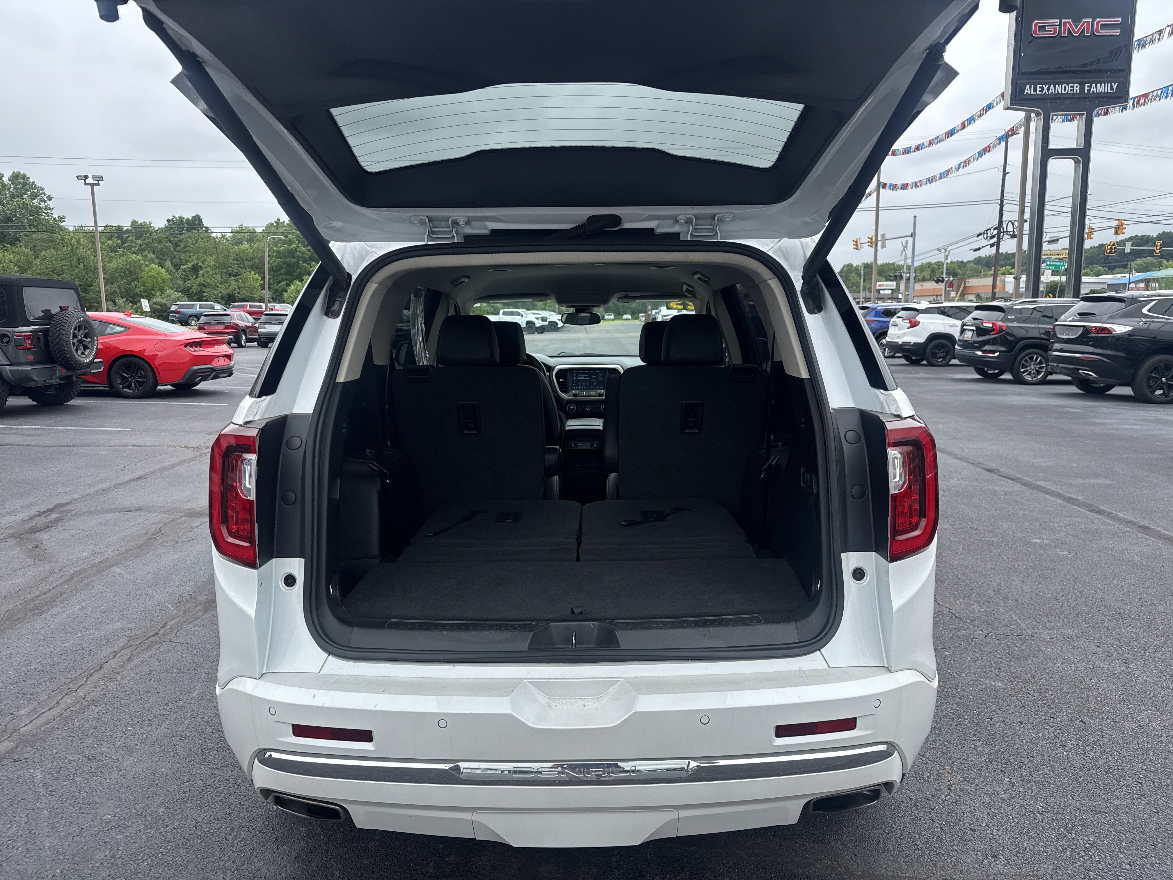 Used 2023 GMC Acadia Denali AWD/4WD image 5