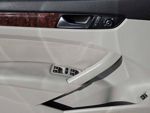 Used 2013 Volkswagen Passat TDI SEL Premium image 22