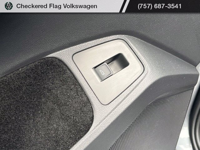 Used 2022 Volkswagen Tiguan SE w/ Panoramic Sunroof Package AWD/4WD image 17