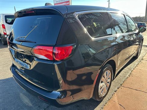 Used 2021 Chrysler Voyager L image 7