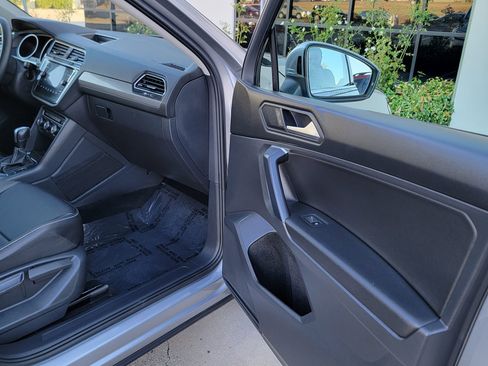 Used 2021 Volkswagen Tiguan SE image 28