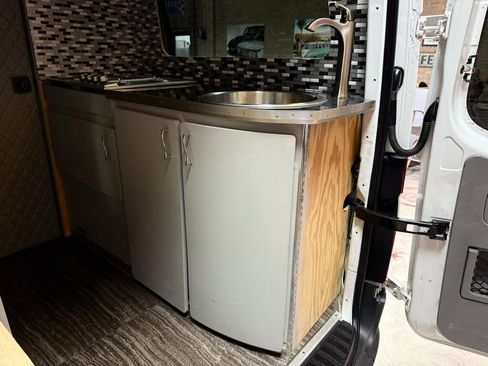 Used 2015 Freightliner Sprinter 2500 RWD image 33