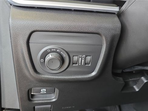 Used 2025 Jeep Grand Cherokee Laredo w/ Trailer Tow Package AWD/4WD image 25