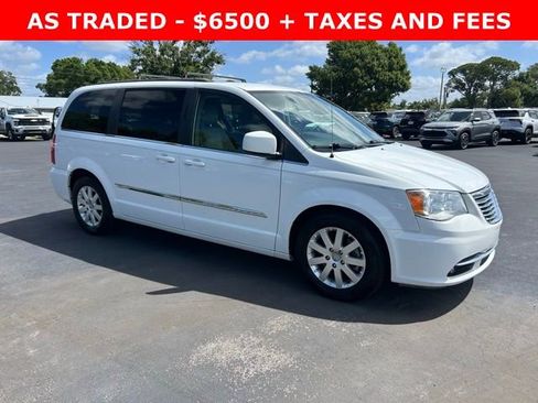 Used 2015 Chrysler Town & Country Touring image 1