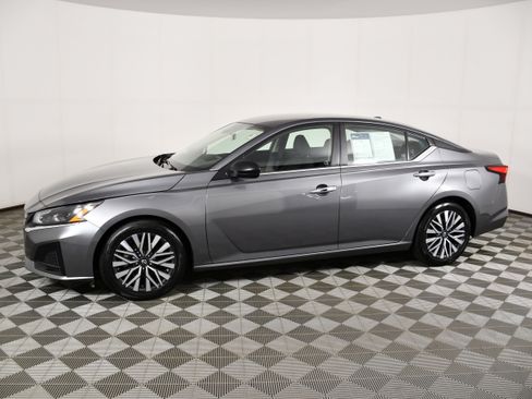 Used 2024 Nissan Altima 2.5 SV FWD image 9