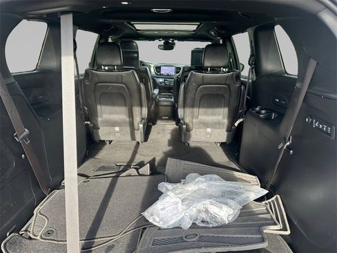 Used 2022 Chrysler Pacifica Limited w/ Uconnect Theater Family Group image 10