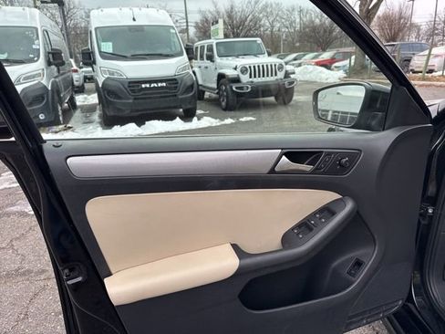 Used 2017 Volkswagen Jetta SE image 28