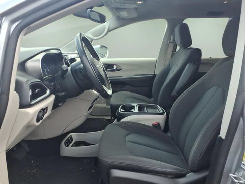 Used 2020 Chrysler Pacifica Touring w/ Cold Weather Group FWD image 4