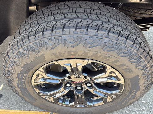 New 2025 GMC Canyon Elevation w/ Convenience Package image 13