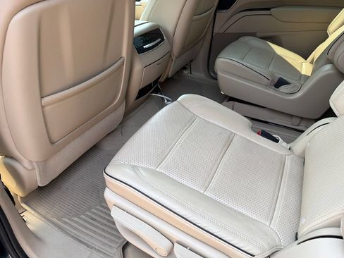 Used 2023 Cadillac Escalade Premium Luxury AWD/4WD image 38