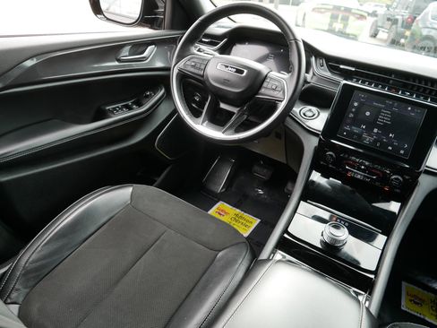 Used 2022 Jeep Grand Cherokee Altitude AWD/4WD image 9