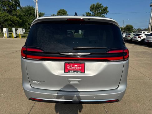 Used 2023 Chrysler Pacifica Touring-L FWD image 4